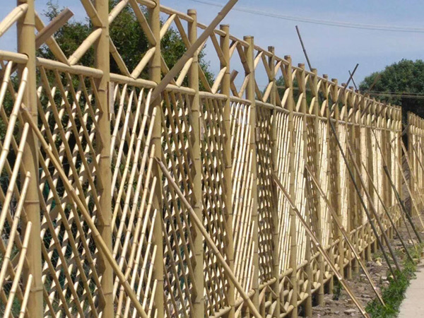  竹篱笆围墙有着什么样的做法？