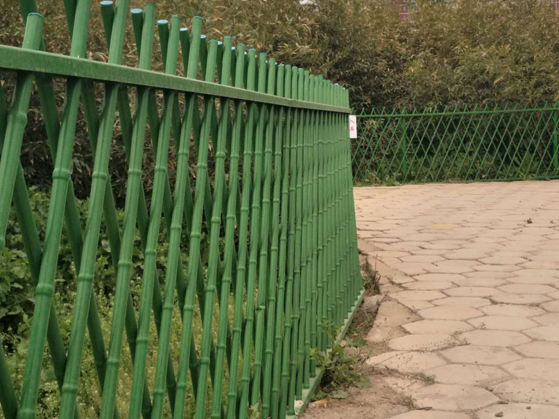 美丽的竹篱笆围栏在农村使用中！